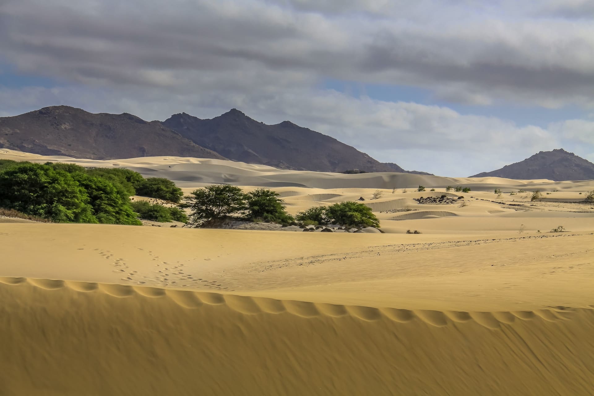Dunes and volcanoes on Boa Vista, a picturesque travel destination in the Atlantic(photo: Nick Fewings)